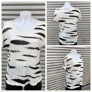 🛍️NWT Kenzie size small zebra print top